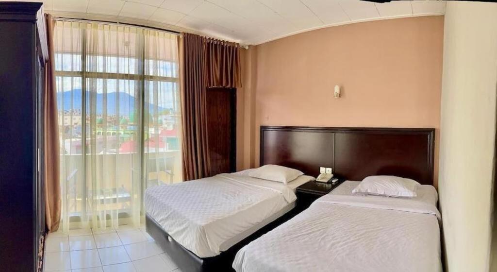 Hotel Benteng Букитинги Екстериор снимка