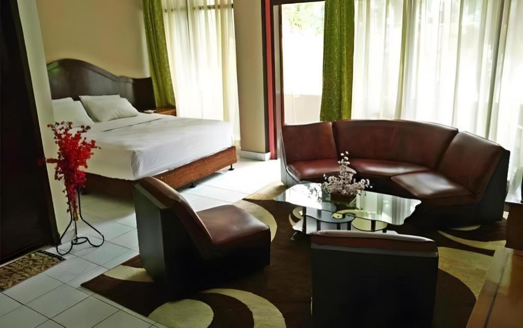 Hotel Benteng Букитинги Екстериор снимка