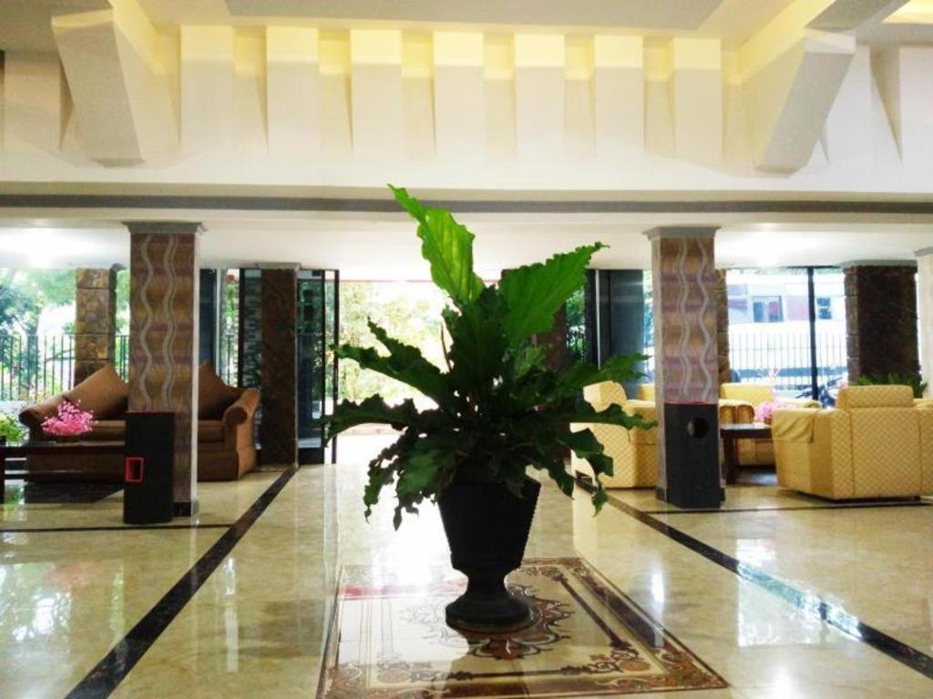 Hotel Benteng Букитинги Екстериор снимка