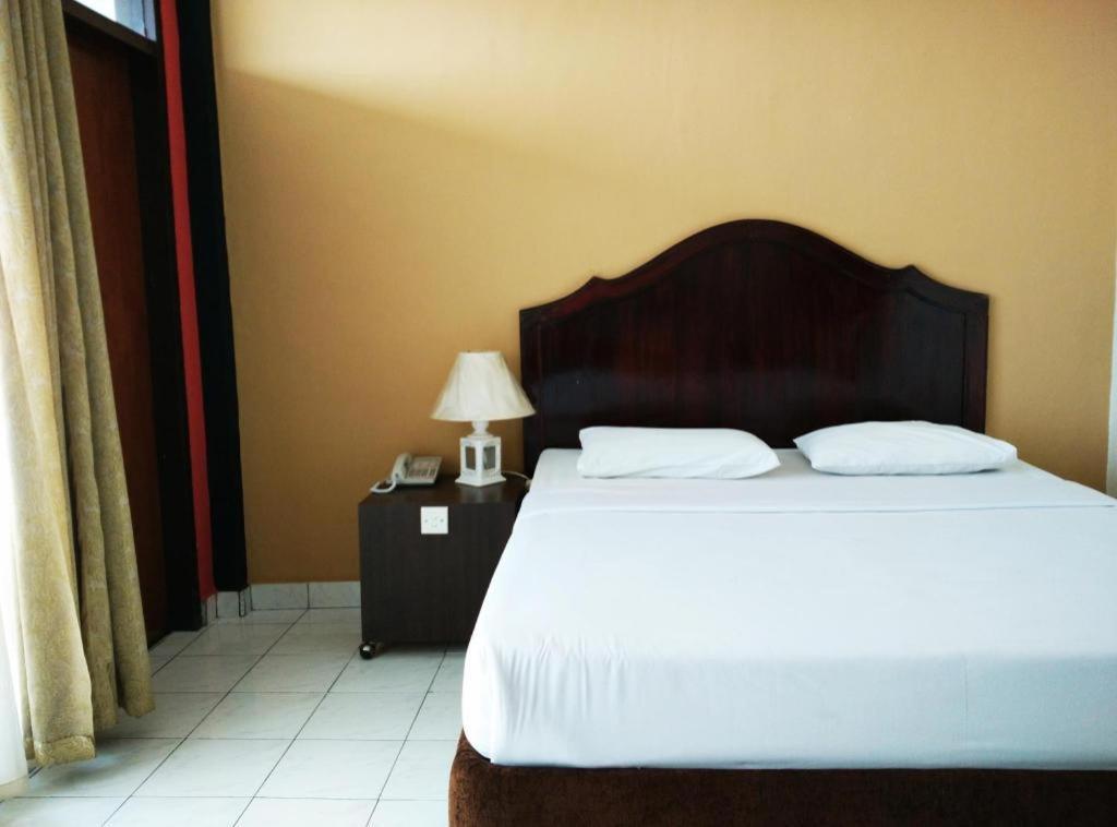 Hotel Benteng Букитинги Екстериор снимка