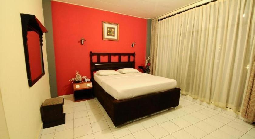 Hotel Benteng Букитинги Екстериор снимка