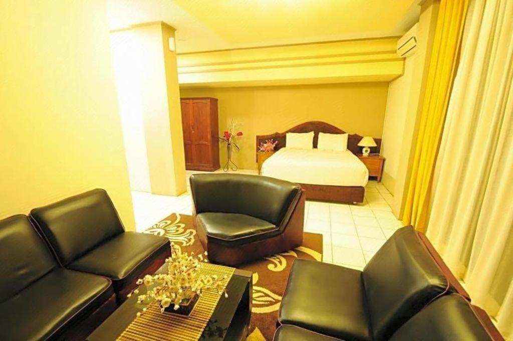 Hotel Benteng Букитинги Екстериор снимка
