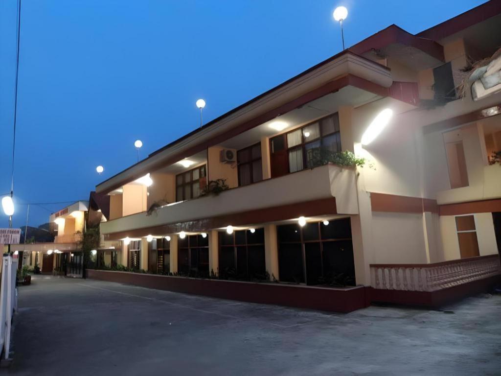 Hotel Benteng Букитинги Екстериор снимка