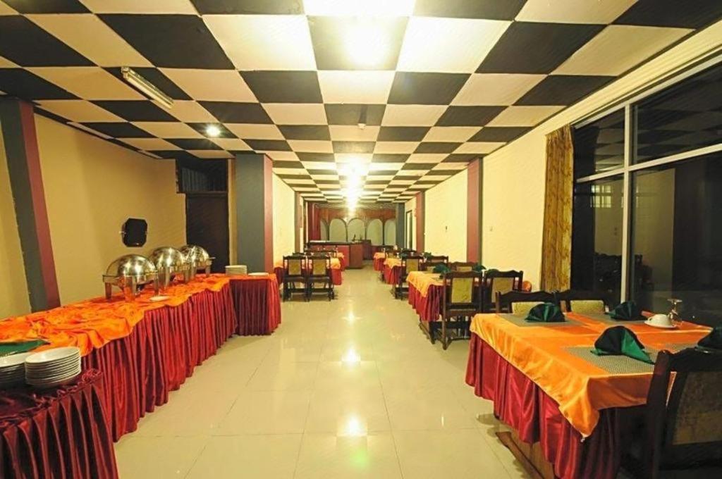 Hotel Benteng Букитинги Екстериор снимка
