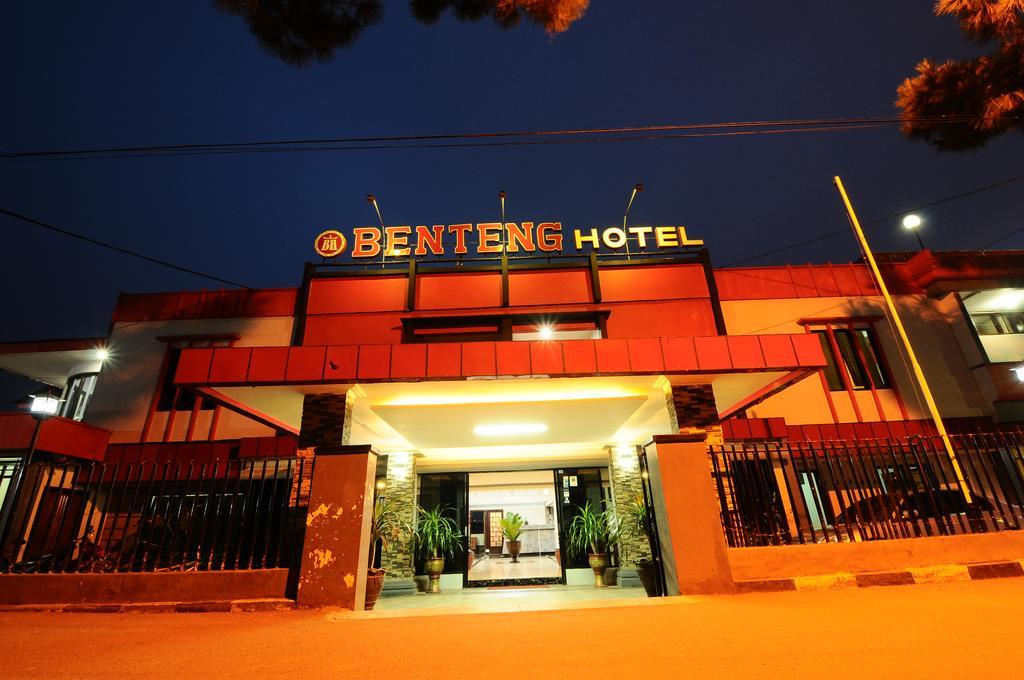 Hotel Benteng Букитинги Екстериор снимка