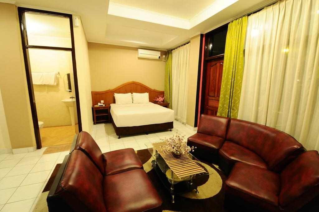 Hotel Benteng Букитинги Екстериор снимка